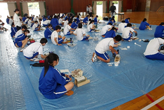 森と木材のふれあい事業(竹あかり制作)