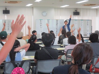 子ども向け俳句講座風景（挙手）