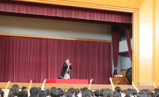 林家菊丸＿講演風景（西小学校）３