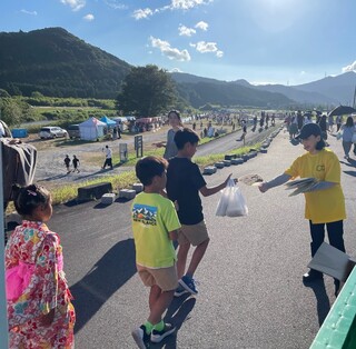 関宿納涼花火大会でのうちわ配布風景