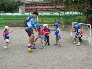 先生とサッカー対決だ！