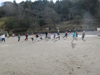 小学生と駆け足運動