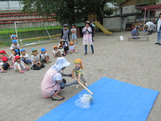 1歳児もスイカ割りに挑戦！