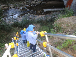 新しい階段から川へ