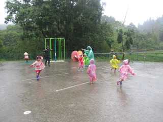 雨の中の鬼ごっこ