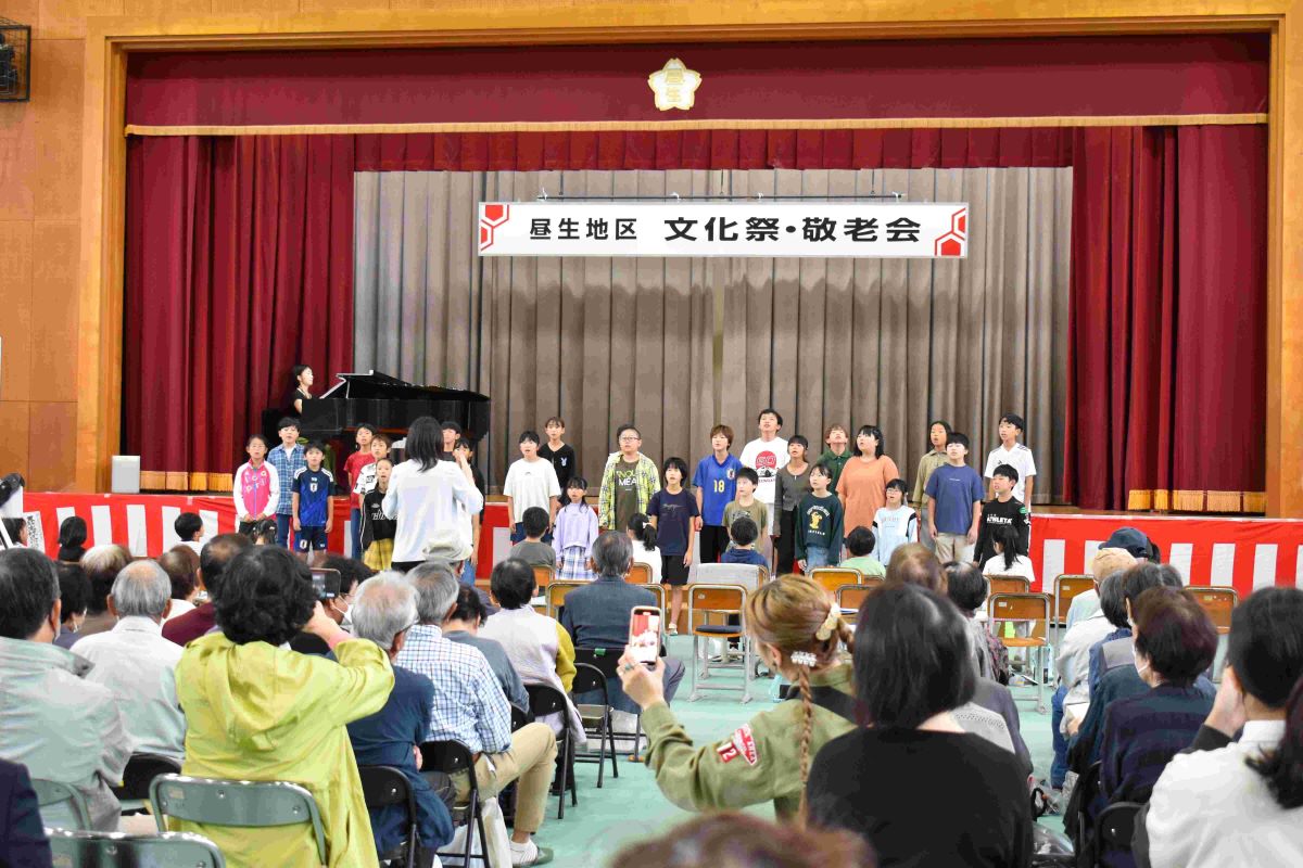 地域の文化祭で歌を披露する様子