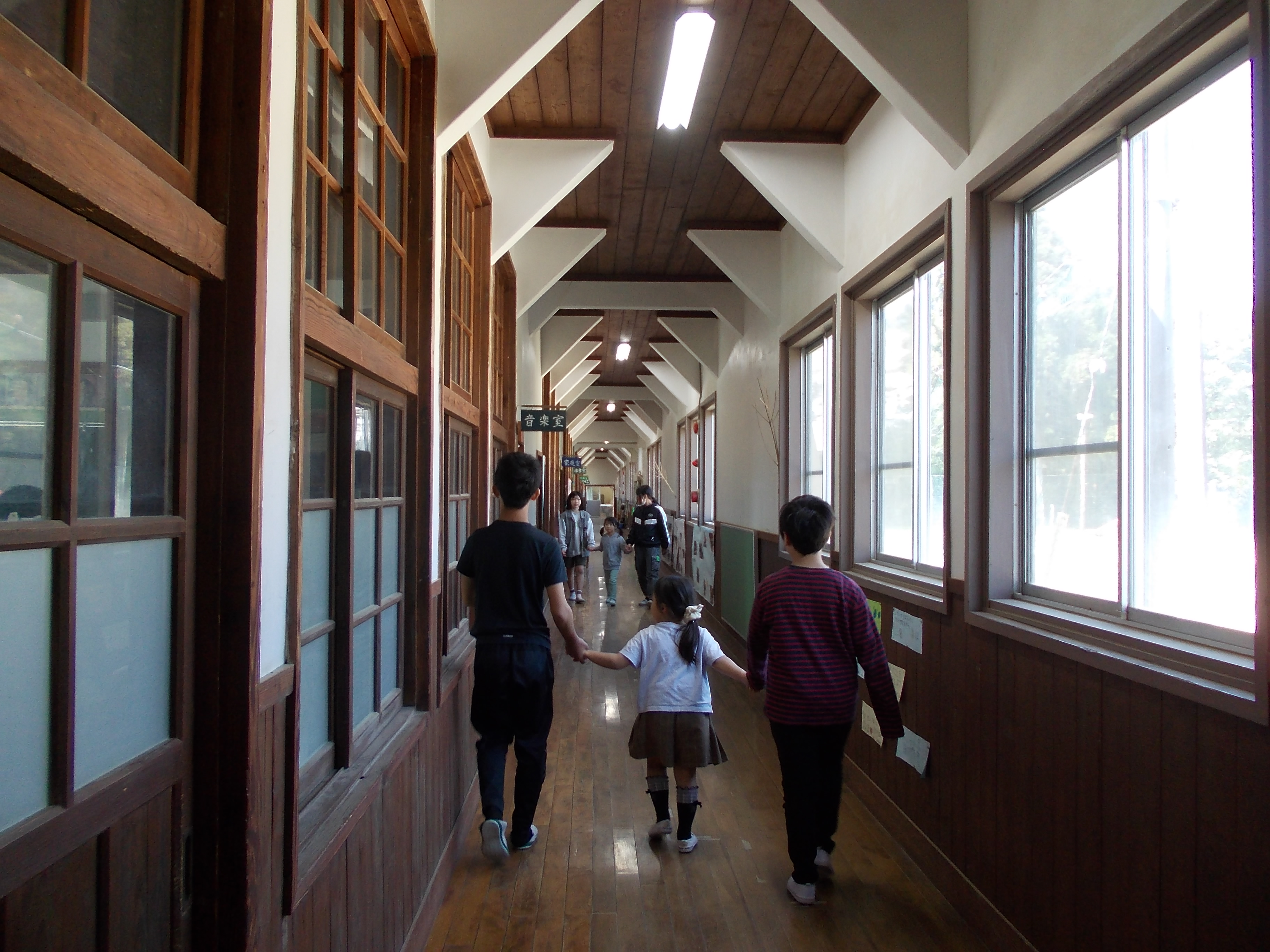 白川小学校の校舎内の廊下を歩く児童