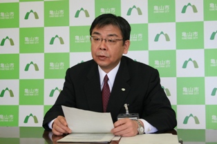 記者会見の様子（4月27日）
