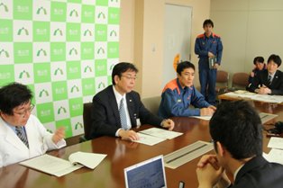 記者会見の様子（4月28日）