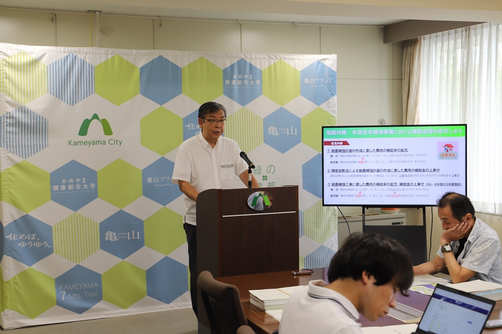 記者会見の様子（8月28日）