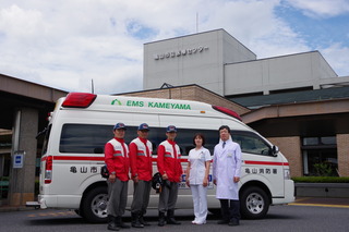 亀山市立医療センターにおいて谷川院長と救急隊の写真