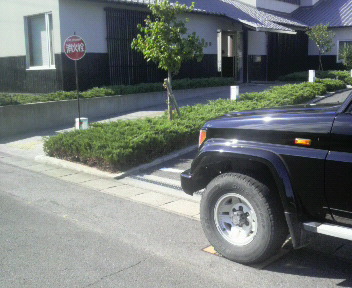 消火栓上に車が駐車されている様子